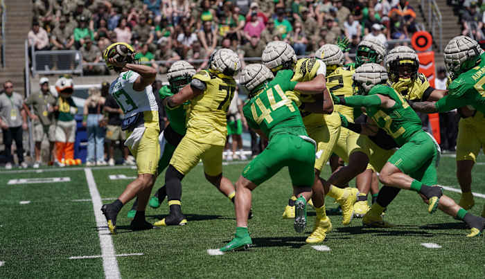 Oregon Ducks quarterback Ty Thompson throws a pass in the 2023 spring game.